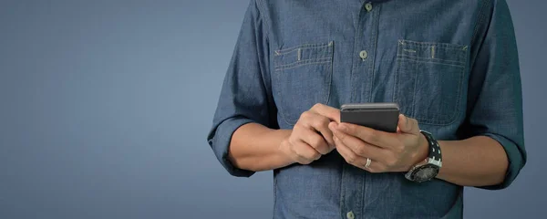 Mężczyzna Trzyma Urządzenie Smartfona Ekran Dotykowy — Zdjęcie stockowe