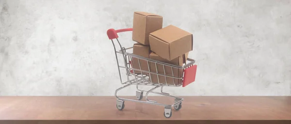 ボックスショッピングと配達の概念とおもちゃのショッピングカート 消費者社会の動向 — ストック写真