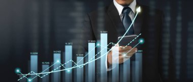 Mand akıllı telefon cihazı tutuyor ve ekrana dokunuyor. Borsa konsepti. Grafik analiz mumuyla bakan tüccar