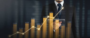 Mand akıllı telefon cihazı tutuyor ve ekrana dokunuyor. Borsa konsepti. Grafik analiz mumuyla bakan tüccar