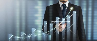 Mand akıllı telefon cihazı tutuyor ve ekrana dokunuyor. Borsa konsepti. Grafik analiz mumuyla bakan tüccar