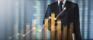 Mand akıllı telefon cihazı tutuyor ve ekrana dokunuyor. Borsa konsepti. Grafik analiz mumuyla bakan tüccar