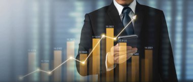 Mand akıllı telefon cihazı tutuyor ve ekrana dokunuyor. Borsa konsepti. Grafik analiz mumuyla bakan tüccar