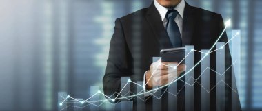 Mand akıllı telefon cihazı tutuyor ve ekrana dokunuyor. Borsa konsepti. Grafik analiz mumuyla bakan tüccar