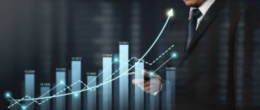 Mand akıllı telefon cihazı tutuyor ve ekrana dokunuyor. Borsa konsepti. Grafik analiz mumuyla bakan tüccar