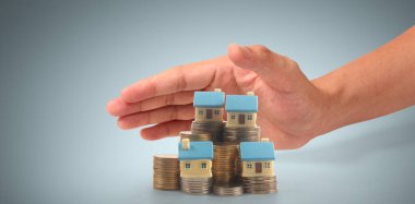 Ev Yapısı, iş yeri fikri, model ev ve madeni para.