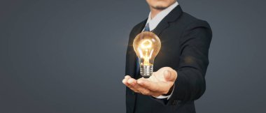 İnsanların elinde ampuller var. Yenilikçi teknoloji ve yaratıcılık.