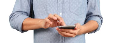 Akıllı telefonu elinde tutan ve ekrana dokunan adam.