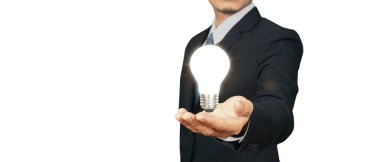 İnsanların elinde ampuller var. Yenilikçi teknoloji ve yaratıcılık.