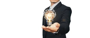 İnsanların elinde ampuller var. Yenilikçi teknoloji ve yaratıcılık.