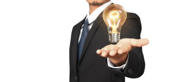 İnsanların elinde ampuller var. Yenilikçi teknoloji ve yaratıcılık.