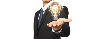 İnsanların elinde ampuller var. Yenilikçi teknoloji ve yaratıcılık.