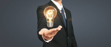 İnsanların elinde ampuller var. Yenilikçi teknoloji ve yaratıcılık.