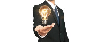 İnsanların elinde ampuller var. Yenilikçi teknoloji ve yaratıcılık.