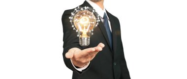 İnsanların elinde ampuller var. Yenilikçi teknoloji ve yaratıcılık.