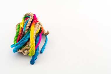 Beyaz arka plan üzerinde renkli ip
