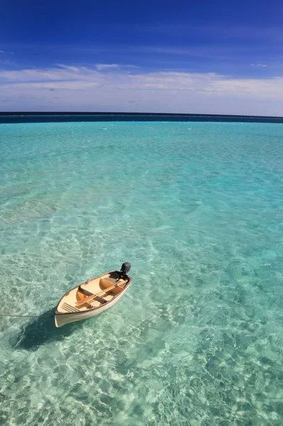 Boat drifting in the Maldives — Stock Photo, Image