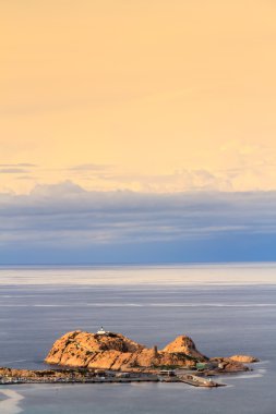 Ile rousse corsica içinde kırmızı kayaya