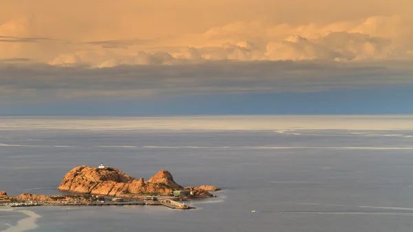 La roccia rossa dell'Ile Rousse in Corsica — Foto Stock