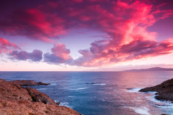 帽子 corse、コルシカ島の上の紫色の夜明け — ストック写真