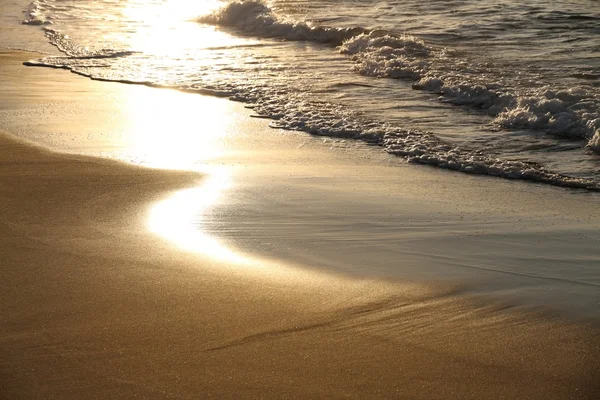 Golven wassen op Corsicaanse strand — Stockfoto