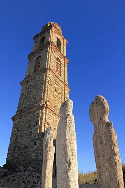 Menhirs & chiesa a Pieve, Corsica — Foto Stock