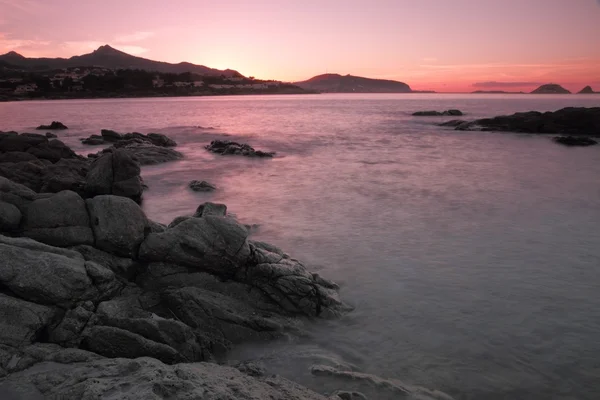 Puesta de sol sobre Ile Rousse en Córcega — Foto de Stock