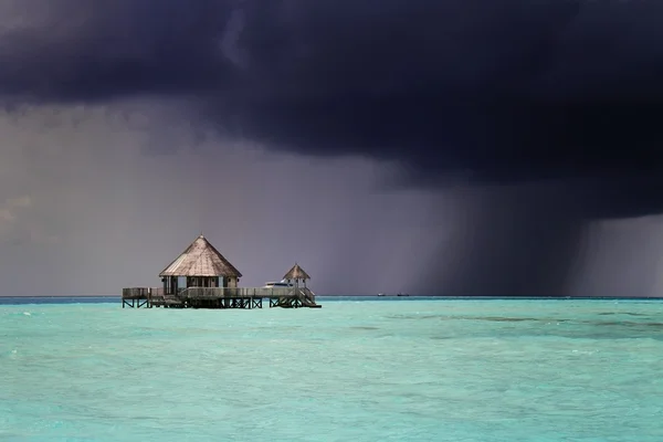 Приближается темная буря, Мальдивы — стоковое фото