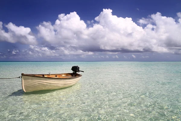 Boat drifiting in the Maldives — Stock Photo, Image