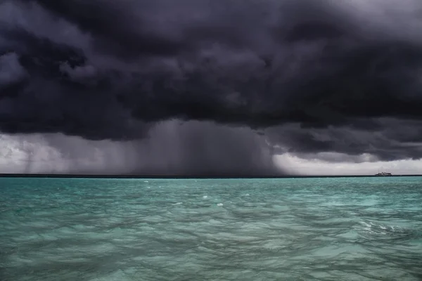 Tempesta si avvicina barca, Maldive Immagini Stock Royalty Free