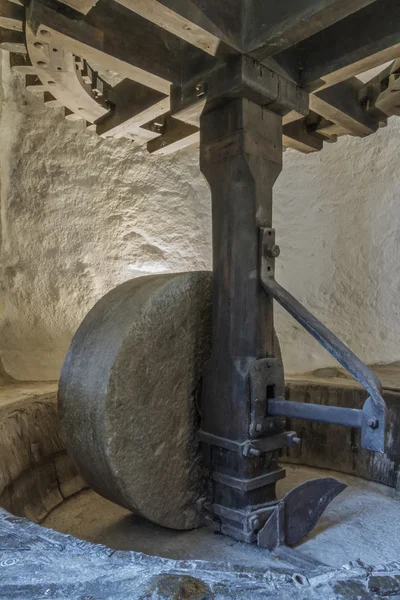 Une roue de moulin dans un ancien moulin à olives du nord de la Corse — Photo