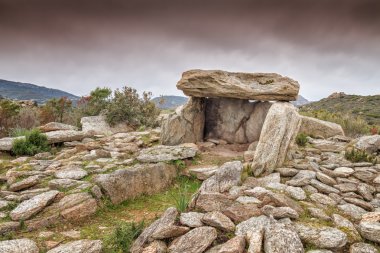 Dolmen corsica içinde revincu