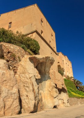 Korsika Kale'ye kayaların üzerinde inşa edilmiş evleri