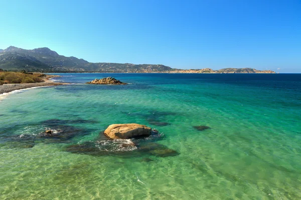 calvi kaleye doğru plage de pe yakınındaki kayaların üzerinden arıyorum.