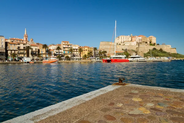 Il porto e la cittadella di Calvi in Corsica — Foto Stock