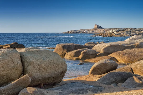 Torre genovesa em Punta Caldanu na Córsega — Fotografia de Stock