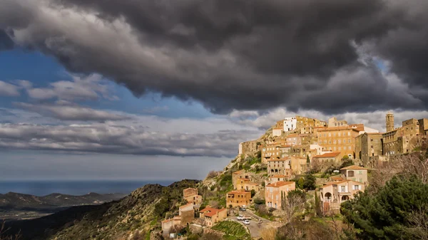 Byn speloncato i regionen balagne i Korsika — Stockfoto