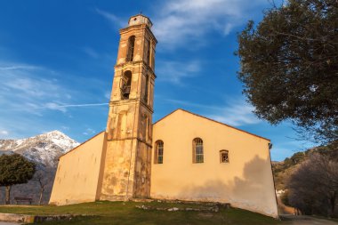 Kilise ve çan kulesi yakınındaki pioggiola corsica içinde