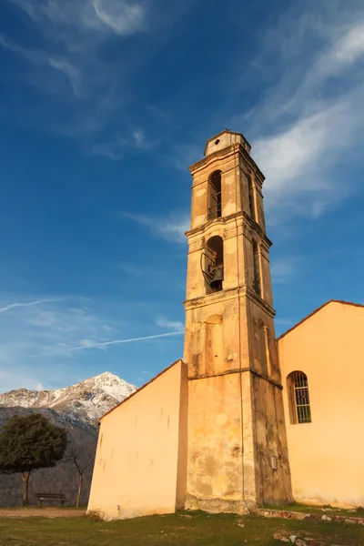 Cappella e campanile vicino a Pioggiola in Corsica — Foto Stock