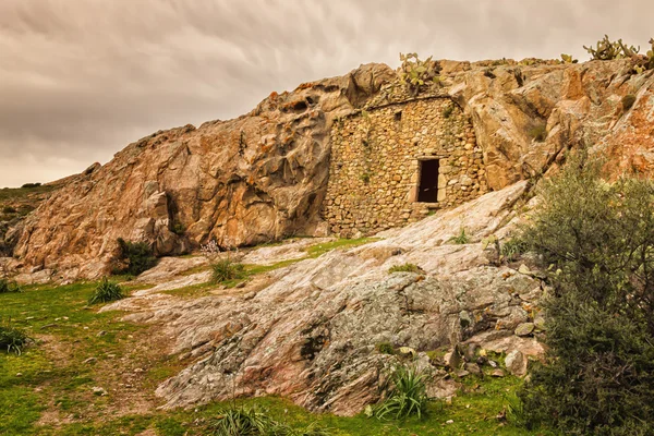 Troglodyte дом рядом Ostriconi на Корсике — стоковое фото