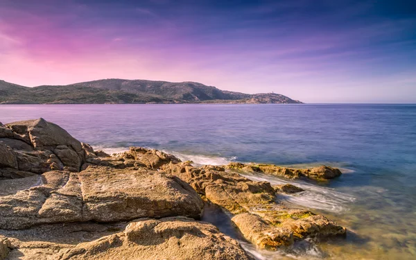 Korsika revellata feneri üzerinde mor akşam gökyüzü