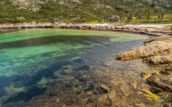 The crystal clear Mediterranean sea at La Revellata near Calvi i — Stock Photo, Image