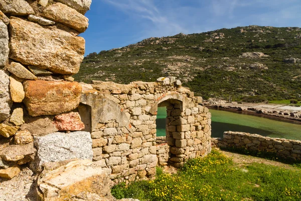Staré zničené budovy na pobřeží Korsiky — Stock fotografie