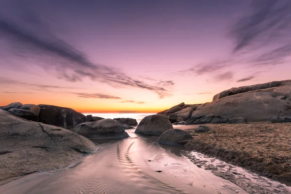 Pôr do sol sobre a praia de Algajola na Córsega — Fotografia de Stock