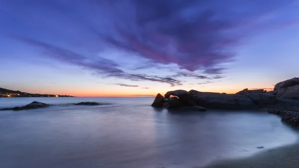Zachód słońca na plaży algajola na Korsyce — Zdjęcie stockowe