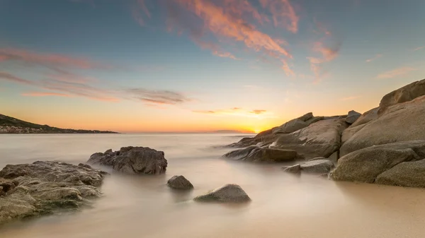 Захід сонця над Альгайола пляж у провінції Корсика — стокове фото