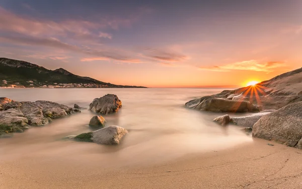 Günbatımı Korsika algajola beach üzerinde — Stok fotoğraf