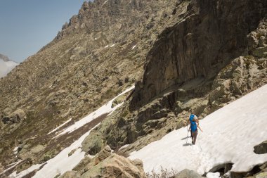 lac de melo corsica içinde yakın kar çaprazlayan yürüyüşçü