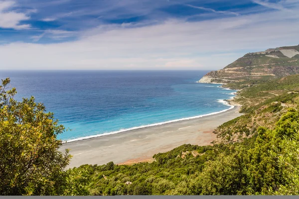 Stranden och övergivna asbest gruva nära nonza på Korsika — Stockfoto