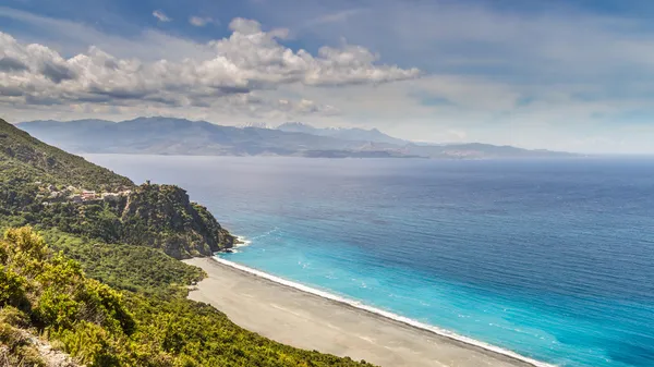 Spiaggia e villaggio di Nonza sul Cap Corse in Corsica — Foto Stock